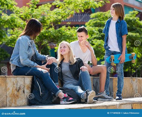 Gruppo di adolescenti che parlano tra loro, alcuni sembrano preoccupati
