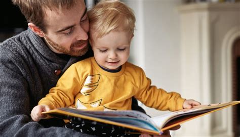 bambino che legge un libro con un genitore