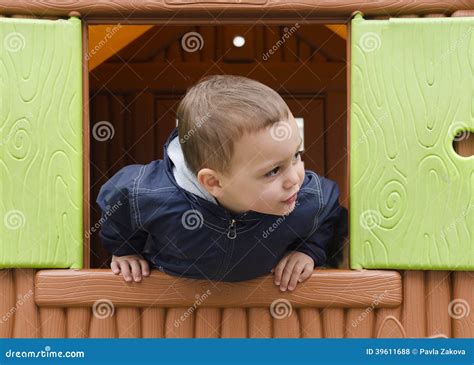 bambino che gioca in una casetta a forma di tartaruga