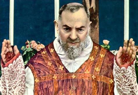 Padre Pio con le stigmate visibili sulle mani