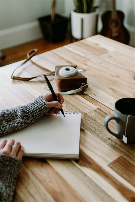 Una persona che scrive su un quaderno, concentrata