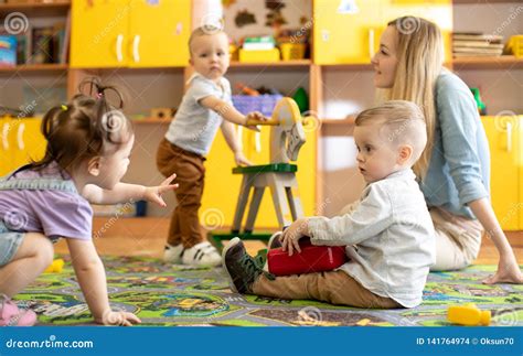 Bambini che giocano insieme in una classe di scuola materna