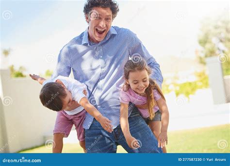 Un padre che gioca con sua figlia