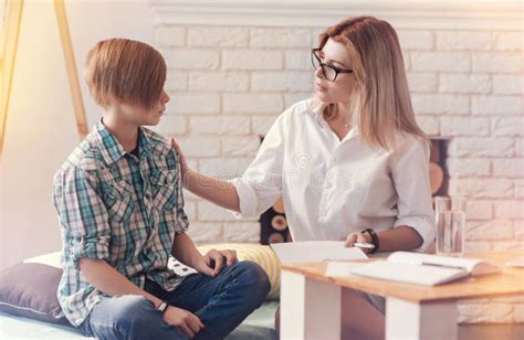 Uno psicologo che parla con una madre e un bambino