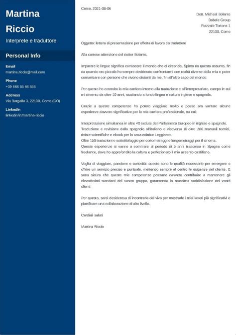 Persona che scrive una lettera di presentazione