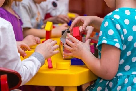 Bambini che costruiscono case con materiali diversi