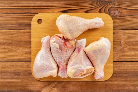 Primo piano di mani che afferrano pezzi di pollo arrosto