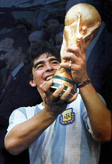 Diego Maradona con la Coppa del Mondo