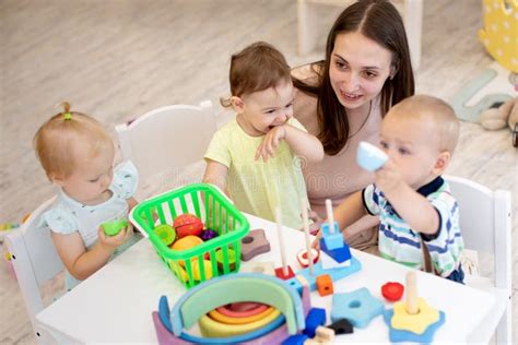 Educatore che lavora con un bambino