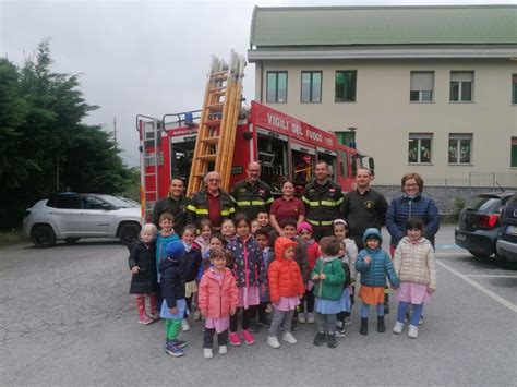 Vigili del Fuoco in azione con bambini