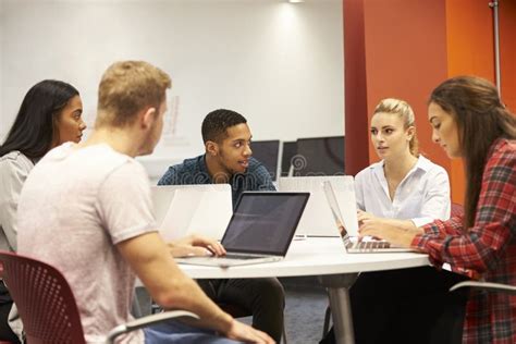 Studenti universitari che discutono in un'aula