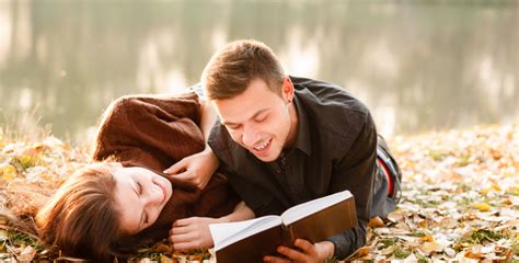 coppia di genitori che legge libri sull'autismo