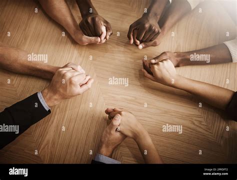 Persone che si sostengono a vicenda