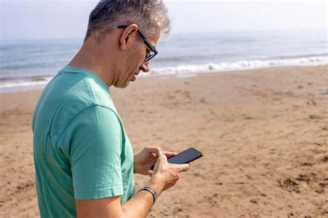 Persona che guarda distrattamente il telefono mentre dovrebbe lavorare