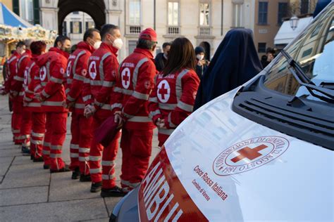Volontari della Croce Rossa Italiana durante un'attività di distribuzione
