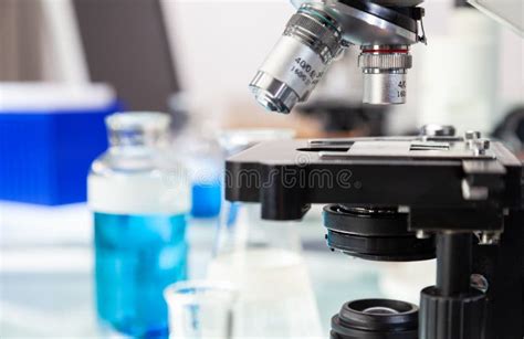 Laboratorio di ricerca medica con microscopi e attrezzature avanzate