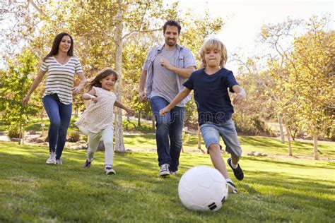 Famiglia che gioca insieme in un parco