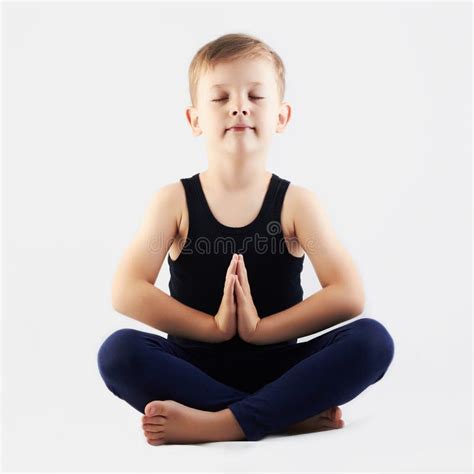 Bambino che pratica yoga