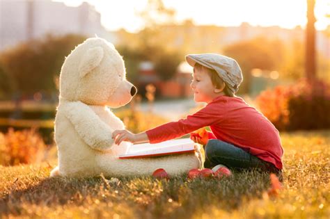 bambino che gioca con un amico immaginario