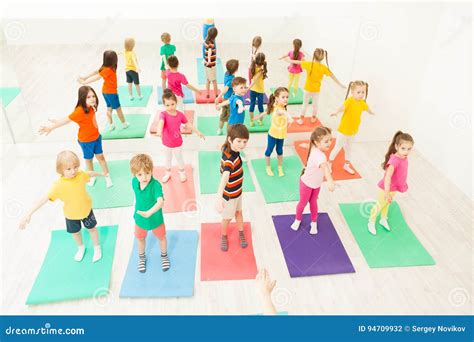 bambini che fanno ginnastica