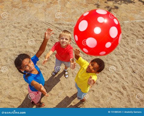 bambini che giocano con una palla da fitness