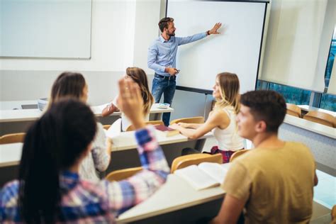 Docente che parla a studenti in un'aula universitaria