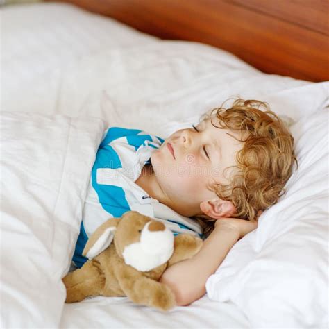 Bambino che dorme serenamente nel suo letto