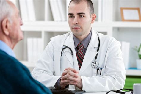 Medico che parla con un paziente in un ambiente clinico