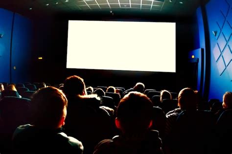 Una persona guarda un film in una sala cinematografica buia