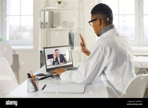 Schermata di una sessione di telemedicina tra un terapista e un paziente