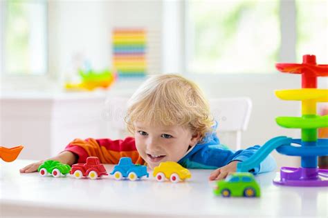 bambino che gioca con macchinine su una pista