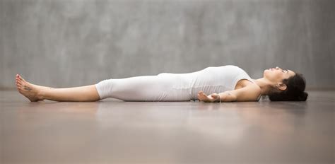 persona in posizione di rilassamento corporeo