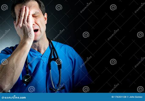 medico stressato in ospedale