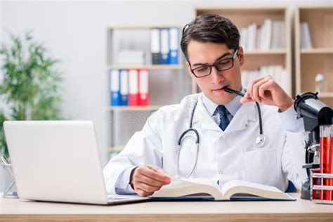giovane medico che studia
