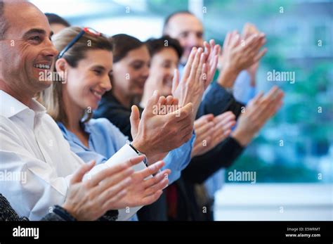Persone che applaudono un artista