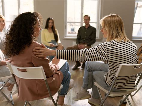 gruppo di studenti che ricevono supporto psicologico