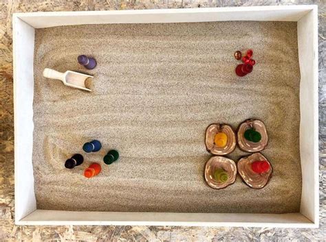 Vassoio con sabbia e miniature