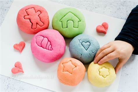 Bambino che manipola pasta modellabile