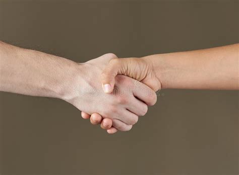 Mani che si stringono in modo disperato