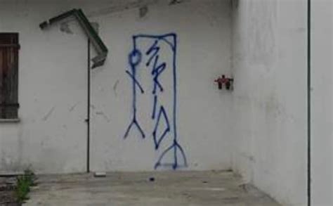 Disegno dell'impiccato su un muro