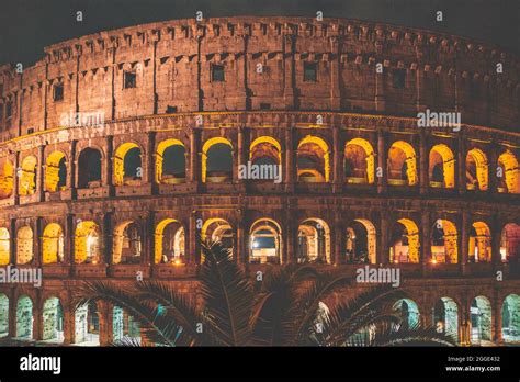 Roma, Colosseo illuminato