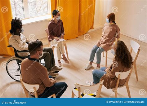 persone in gruppo durante una sessione terapeutica