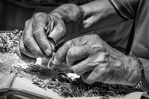 Mani di un osteopata che lavorano delicatamente su un bambino