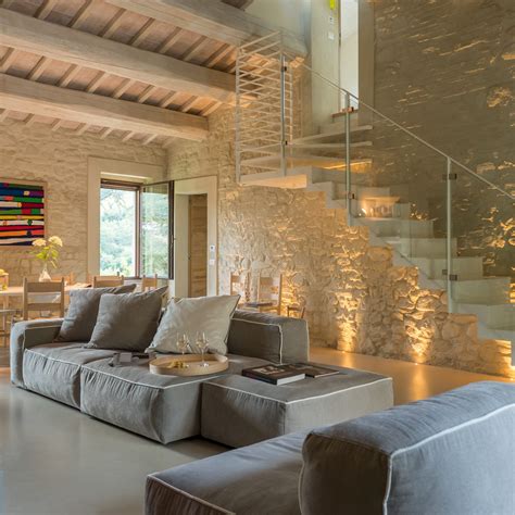 interno di un soggiorno arredato con gusto