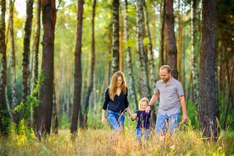 famiglia che passeggia in un parco