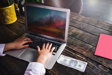 persona che lavora al computer con espressione soddisfatta