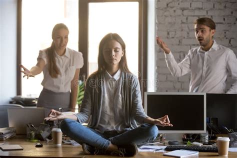 persona che medita in un ufficio