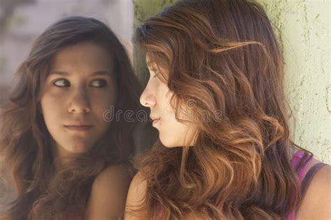 ragazza che guarda con fiducia il suo riflesso