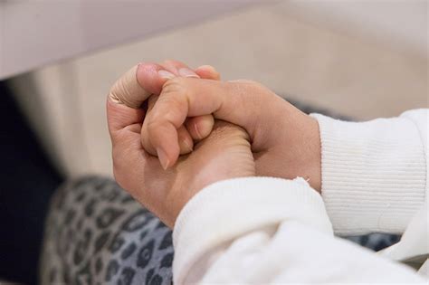 Bambino con autismo che esegue movimenti stereotipati delle mani