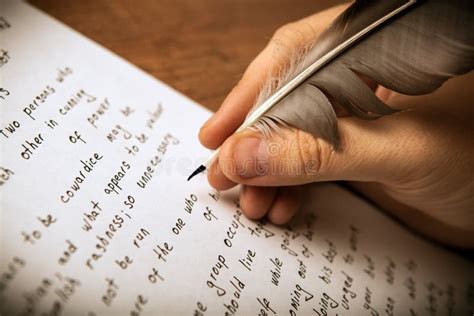 Illustrazione di uno scrittore che scrive di notte, con un'atmosfera malinconica
